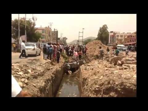 Car accident on Haridwar-Dehradun Road II हरिद्वारदेहरादून रोड पर अनियंत्रित होकर नाले में गिरी कार