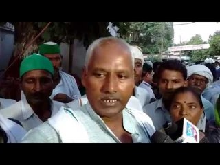 People kept the farmer's dead body infront of DM office and creates ruckus