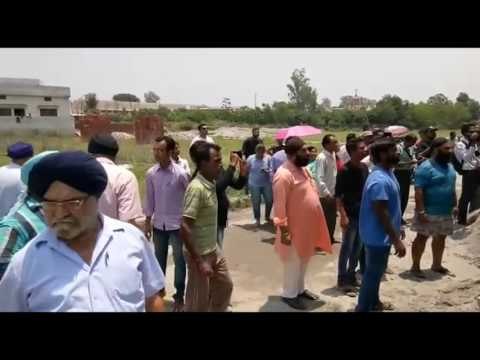 People demolition in English liquor shop, beaten employees