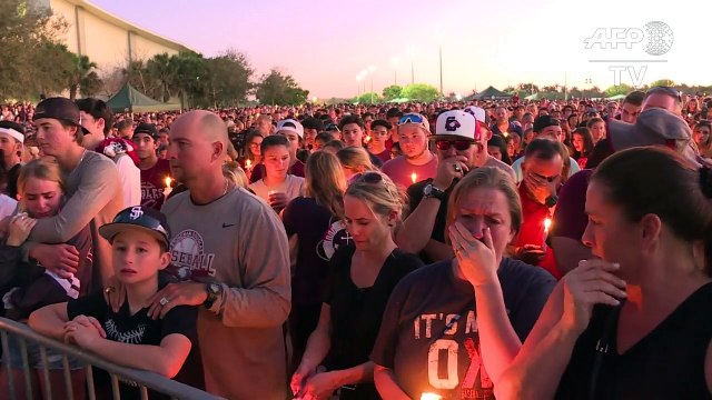 Thousands at candlelight vigil for Florida shooting victims