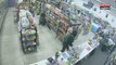 Deux voleurs interviennent pour arrêter un braqueur dans un magasin (Vidéo)