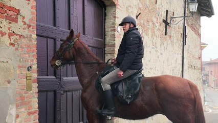 Italie: un médecin visite ses patients à cheval