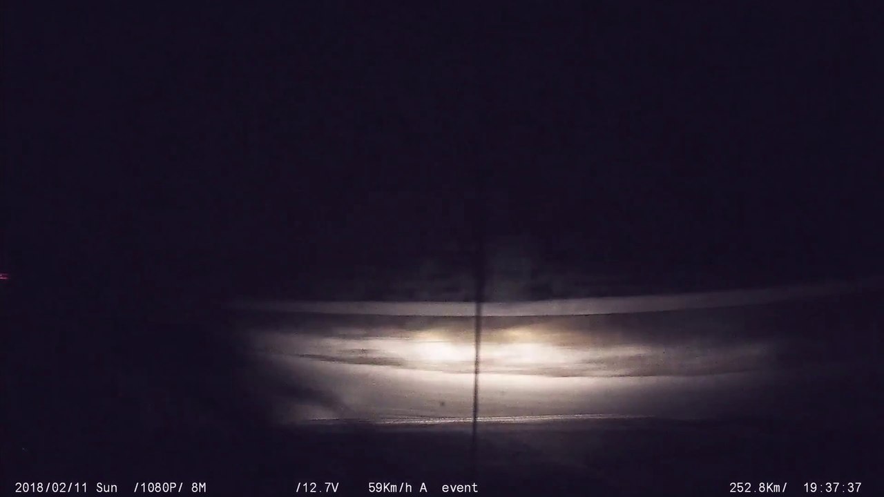 360 en voiture à fond sur l'autoroute de nuit, il s'en sort indemne !