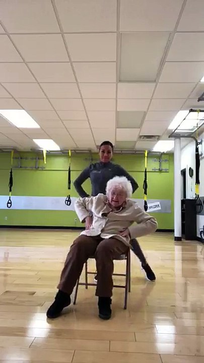 Mamie fait du sport et elle adore ça !! Quelle joie à 93 ans !