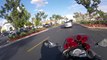 Ce motard donne des roses aux inconnus pour la Saint-Valentin !