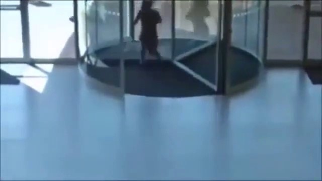 Elle percute à toute vitesse la porte d'un centre commercial ! LOL