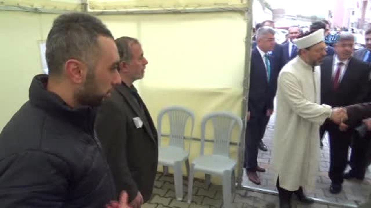 Diyanet İşleri Başkanı Erbaş, Şehit Askerin Ailesini Ziyaret Etti