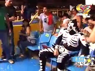 Il tente d'enlever le masque d'un catcheur.