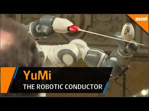 Robot conductor steals the show from Italy's top tenor