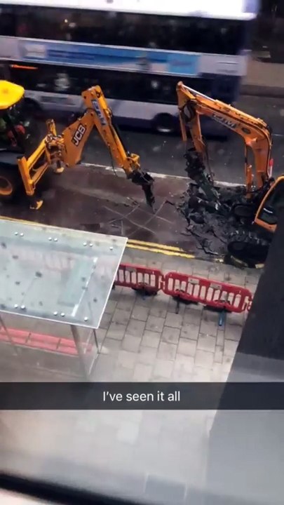 Que font 2 conducteurs de tractopelle qui s'ennuient au travail