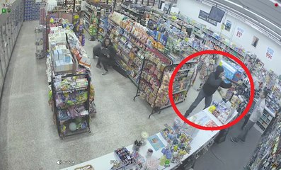 Des voleurs neutralisent un braqueur de façon assez chaotique