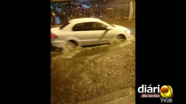 Chuva forte provoca alagamentos em várias ruas na cidade de Patos