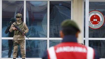 Prisão prepétua para seis jornalistas turcos