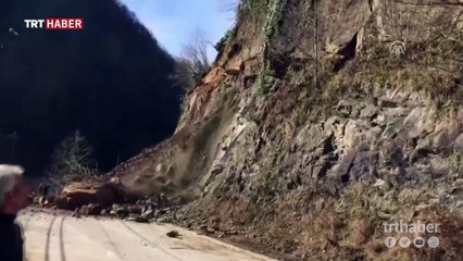Rize'de toprak kayması cep telefonu kamerasıyla kaydedildi