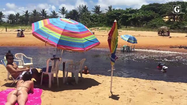 Turistas e moradores sobre a praia do Riacho Doce