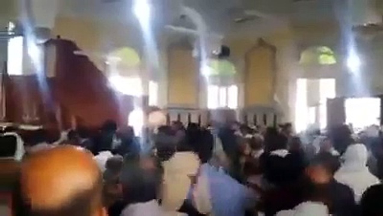 لحظة طرد إمام حوثي بالعاصمة صنعاء