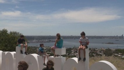 Panel con las letras de "Montevideo" corona el cerro más alto de la ciudad