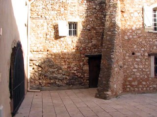 Régusse-Place féodale