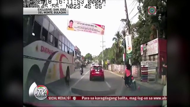 Cette femme en scooter se prend la gamelle de sa vie à cause d'un ballon... Douloureux