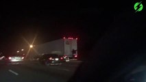 Ce gars voyage accroché à un camion sur une autoroute en pleine nuit... Fou