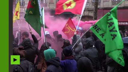 France : des manifestants indignés par la réforme de l'éducation cassent des vitrines de banques