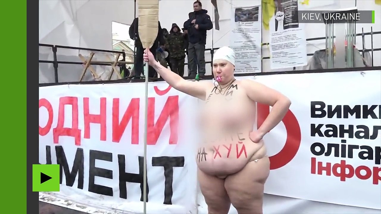 Une femme se met nue à Kiev pour demander le départ de Saakachvili et Porochenko
