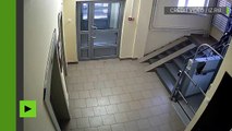 Un Russe terrorise ses voisins en promenant son léopard dans son immeuble