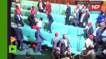 Chaise volante, empoignades et coups de poings : une bagarre générale éclate au parlement ougandais