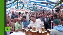 Un Allemand porte 29 chopes de bière à la fois, nouveau record du monde