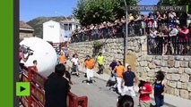 Espagne : des boules géantes dévalent les rues de Mataelpino