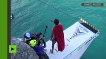 Des plongeurs sautent depuis une falaise de 27 mètres de haut en Crimée
