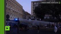Italie : la police déploie des canons à eau contre une révolte de migrants à Rome