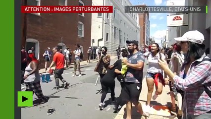 ATTENTION IMAGES CHOC : une voiture percute des manifestants anti-«Alt-right» à Charlottesville