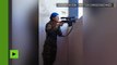 Une combattante kurde rit d'avoir échappé de peu à un sniper