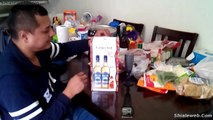 Unboxing Una Caja Con 2 Botellas De Tequila Y Una Botella De Chile Picante En Polvo