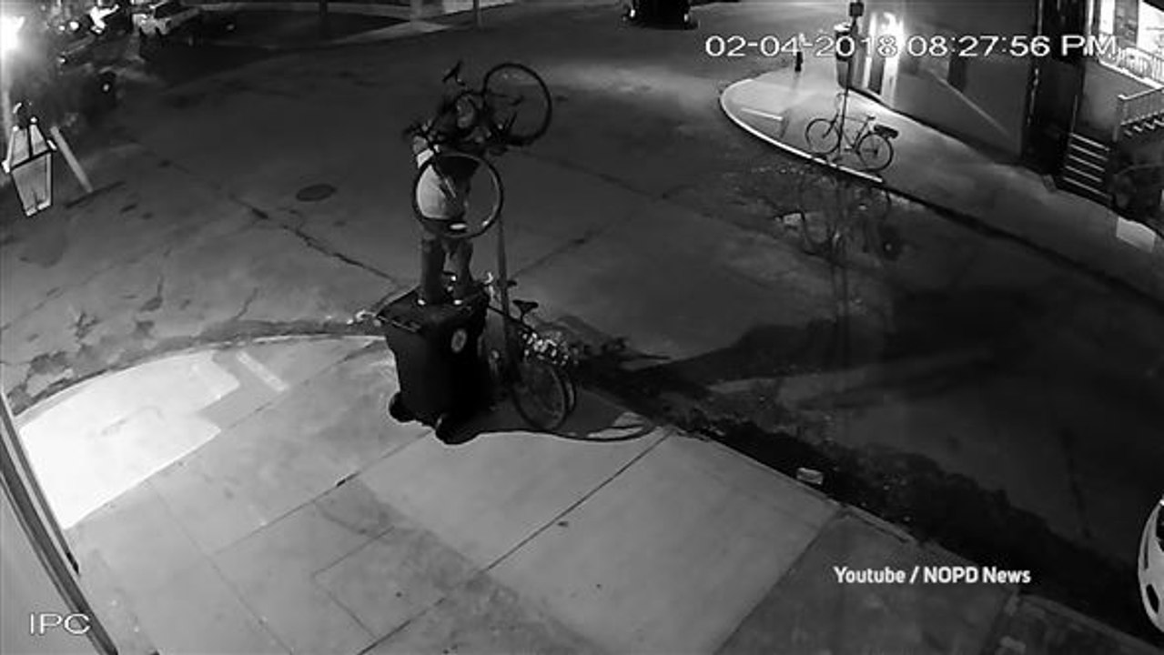 Dreister fahrradklau: dieb demontiert straßenschild