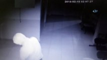 Sağlık Merkezine giren eli bıçaklı hırsız kamerada