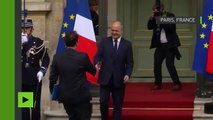 La passation de pouvoirs entre Le Roux et Fekl, ancien et nouveau ministres de l’Intérieur