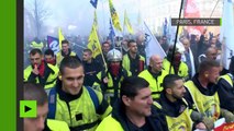 Des milliers de pompiers en colère dénoncent leurs conditions de travail à Paris