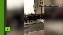 Les manifestants affrontent la police lors du rassemblement de Cachan, Val-de-Marne