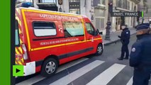 Les services de secours arrivent au Louvre après l'attaque terroriste à l'arme blanche