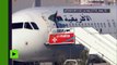 Avion détourné à Malte : un homme sort avec un drapeau vert semblable à celui de la Libye de Kadhafi