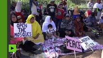 Des musulmans prient aux abords du Colisée pour protester contre la fermeture des lieux de culte