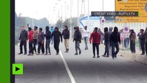 Calais : des réfugiés abordant des camions vers le Royaume-Uni dispersés avec des gaz lacrymogènes