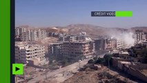 De la fumée s’élève au-dessus d’une banlieue de Damas : l’armée syrienne combat l’opposition
