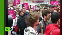 Des œufs et des sifflets pour accueillir les participants au premier meeting d’Emmanuel Macron