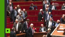 Les députés de droite quittent l’Hémicycle alors que Manuel Valls annonce qu’il recourt au 49.3