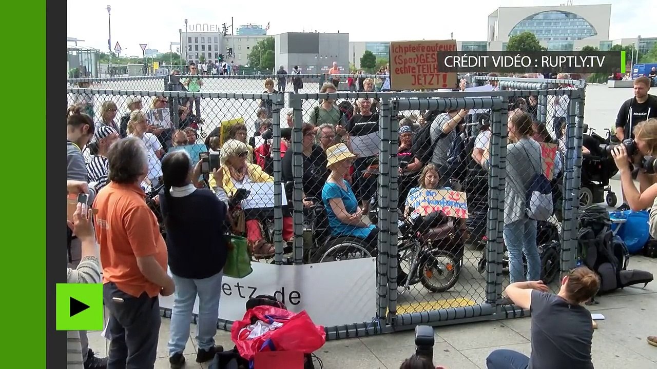 Des manifestants s’enferment dans une cage pour défendre les intérêts des handicapés