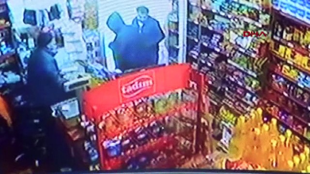 Doktoru sokak ortasında bıçaklayıp sopayla dövdüler