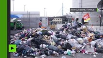 Des tas d’ordures bloquent l’entrée de l’usine de retraitement des déchets d'Ivry-sur-Seine